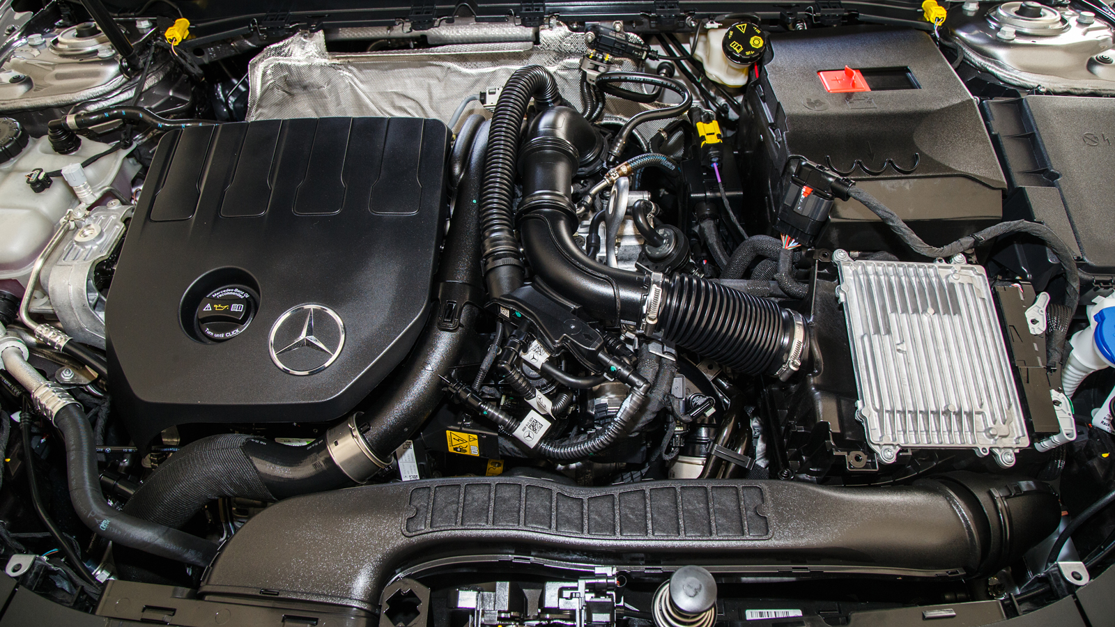 Ο ανανεωμένος κινητήρας εκτός ότι είναι πιο «ζωντανός» είναι και πολύ πιο οικονομικός χάρη στην ήπια υβριδική του υποβοήθηση. Μέση κατανάλωση 8, σε τα